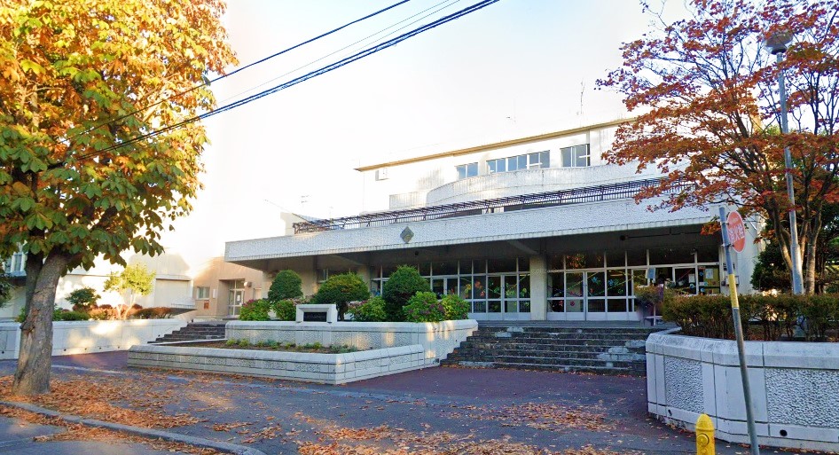 中学校　札幌市立平岡中学校（中学校）まで1066m