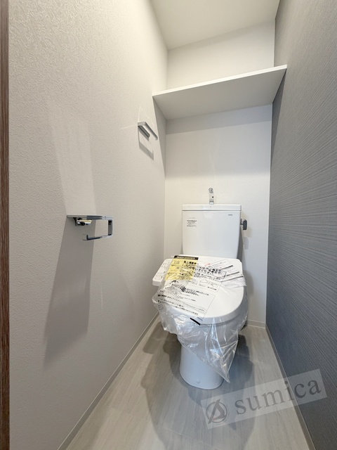 トイレ　人気アイテムの温水洗浄便座。清潔感のあるトイレです。