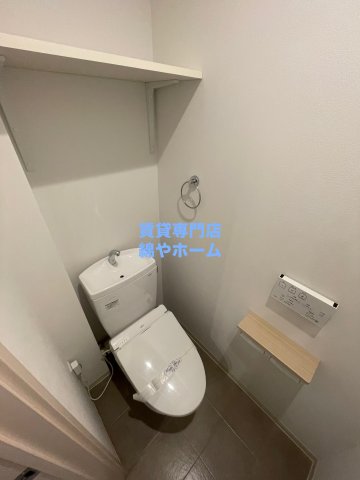 トイレ　落ち着いた色調のトイレです