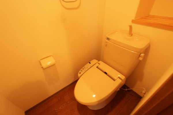 トイレ　温水シャワー付きトイレです