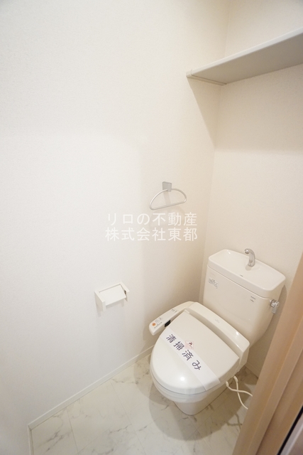 トイレ　上部にある収納棚へ収納可能です♪
