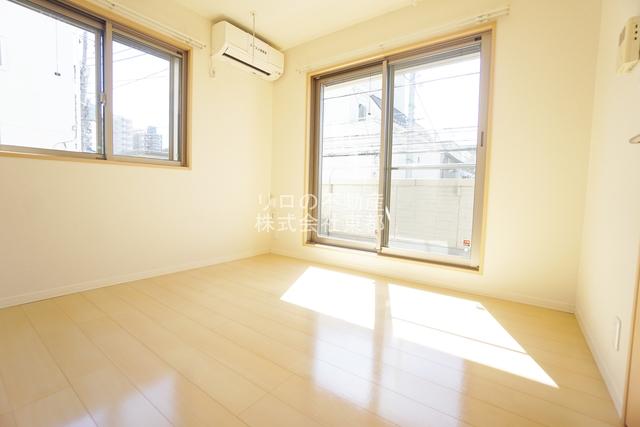 居室・リビング　南向きの２面採光♪明るく風通しのよいお部屋です☆