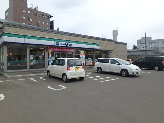 コンビニ　ファミリーマート小樽色内1丁目店（コンビニ）まで42m