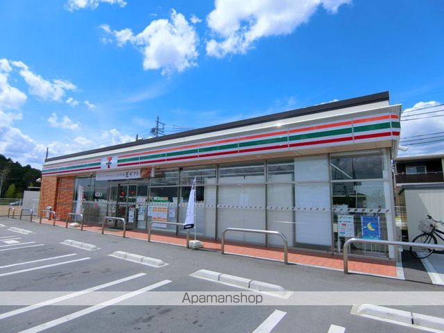コンビニ　セブンイレブン（コンビニ）まで745m