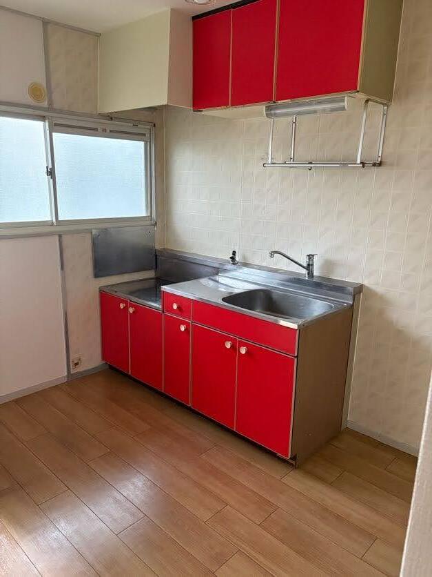 キッチン　窓があるので明るく換気しやすいです♪