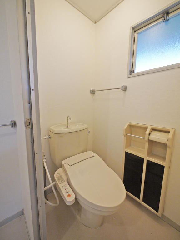 トイレ　トイレは快適な温水洗浄便座です。