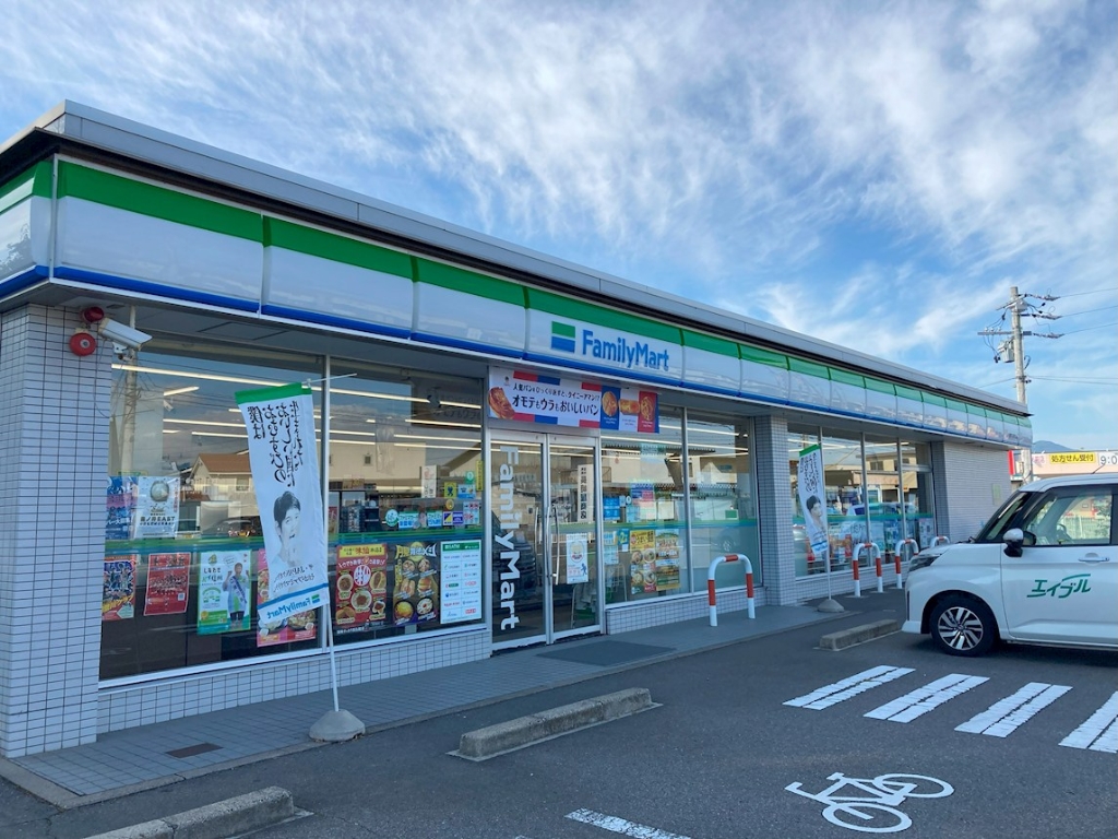 コンビニ　ファミリーマート長野しののい店（コンビニ）まで823m