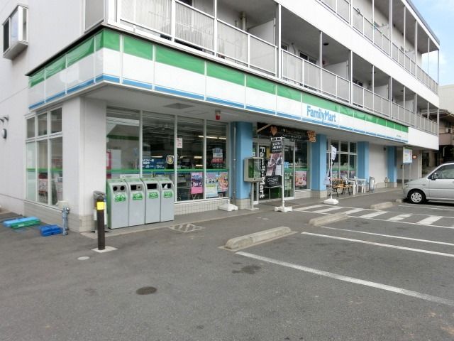 コンビニ　ファミリーマート登戸小学校前店（コンビニ）まで327m