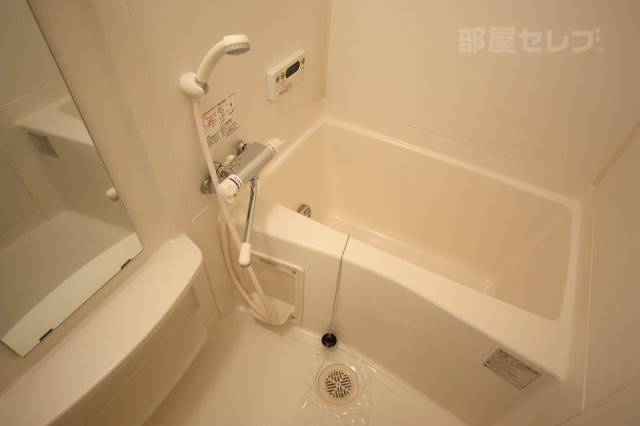 バス・シャワールーム　追い焚き機能付きのお風呂