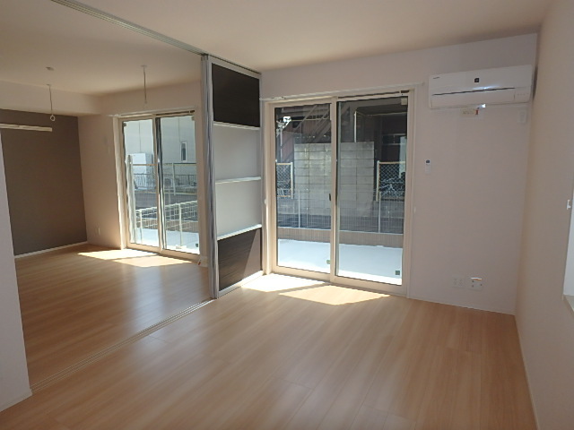 居室・リビング　前面開けていて明るいお部屋ですよ