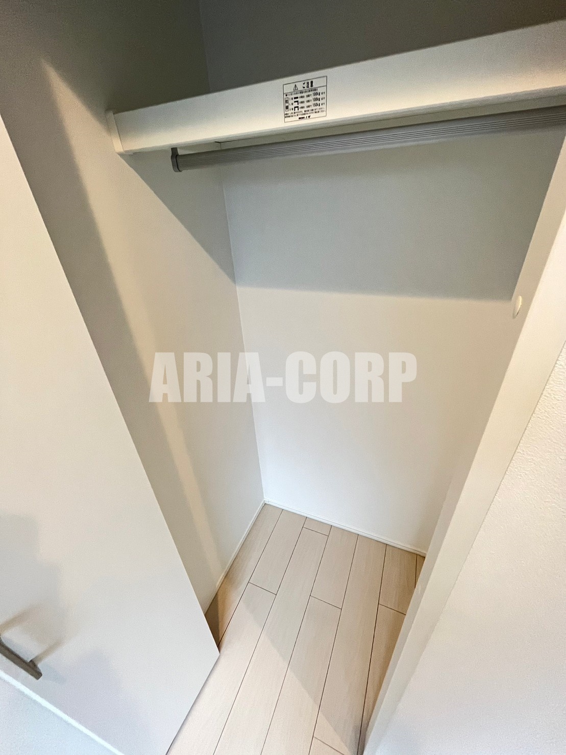 収納　クローゼット、上部にも棚付きでございます♪