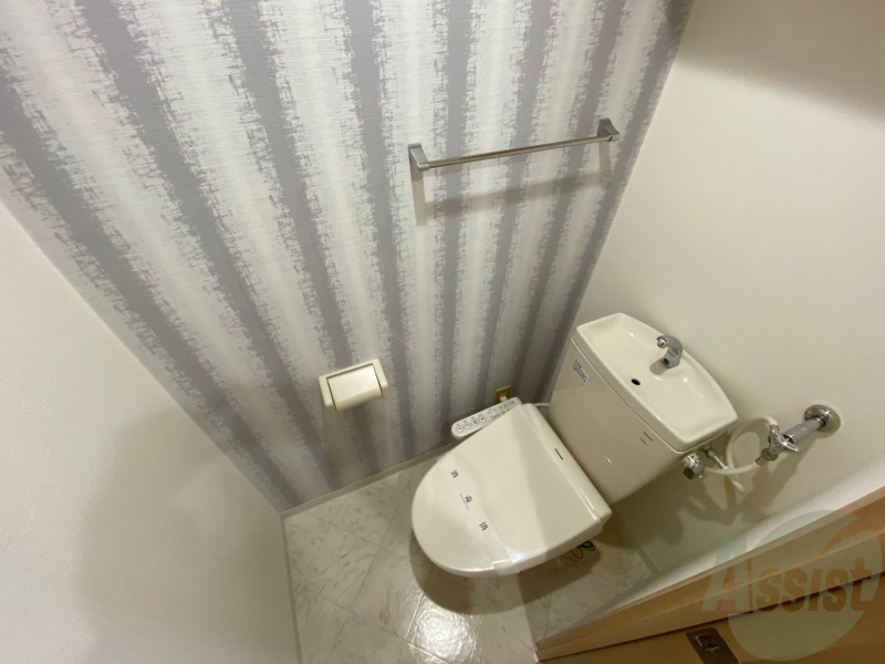 トイレ　トイレです。タオル掛けもついて便利ですね。