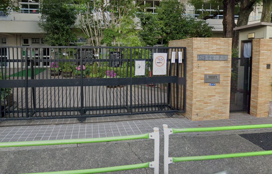 小学校　港区立青南小学校（小学校）まで662m