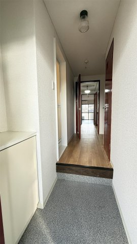 玄関　玄関収納があるのもうれしいポイントです