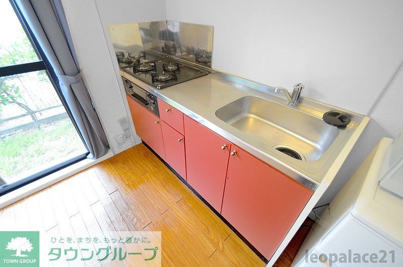 キッチン　3口コンロです。広々としたキッチンです。