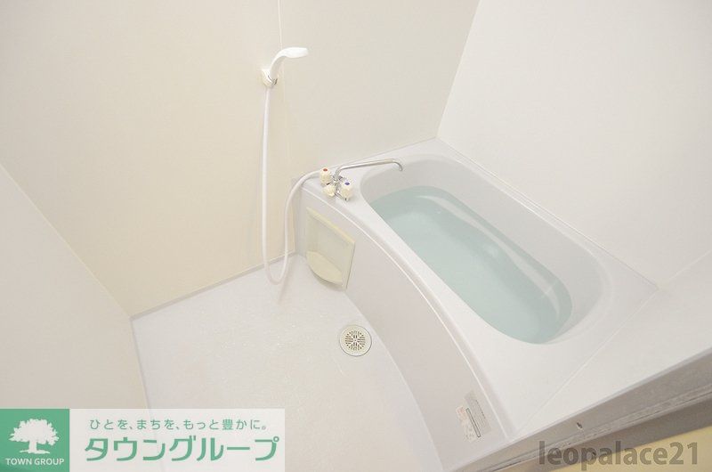 バス・シャワールーム　バス・トイレ別です。仕様が異なる場合があります。