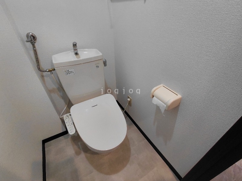 トイレ　嬉しい温水洗浄便座付きのトイレです。