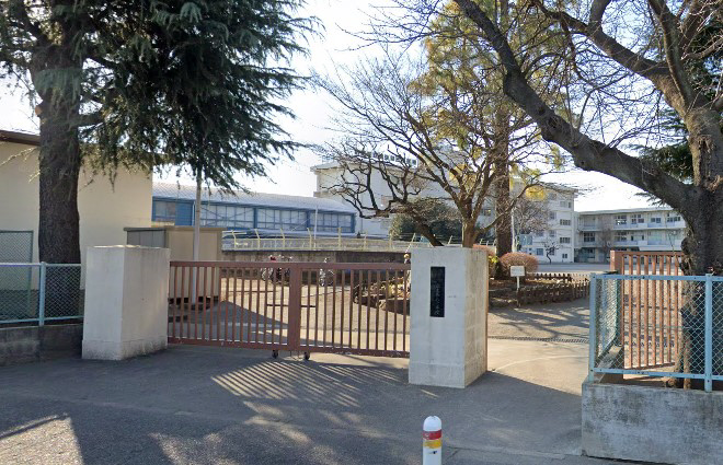 小学校　忠生第三小学校　徒歩2分（小学校）まで120m