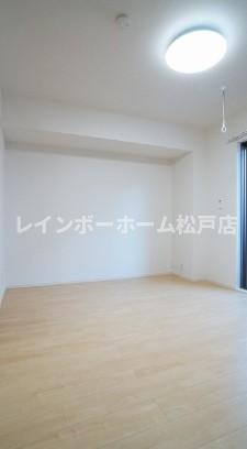 居室・リビング　こちらのリビングで趣味の時間をお楽しみください
