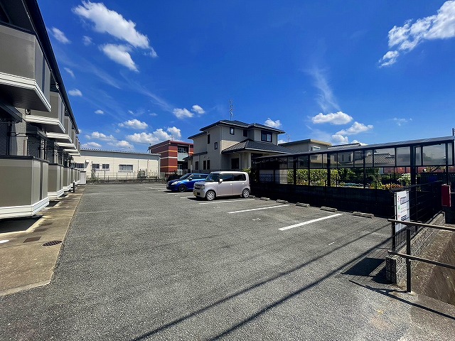 駐車場　駐車場も完備。