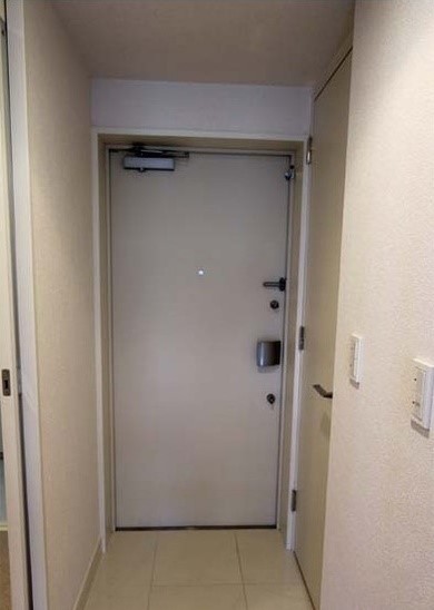玄関　弊社は全物件が仲介手数料半月分でご紹介可能です。