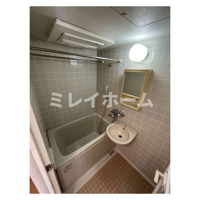 バス・シャワールーム　同建物内、別のお部屋の参考写真になります。