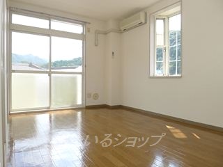 メーゾン植木の居間写真