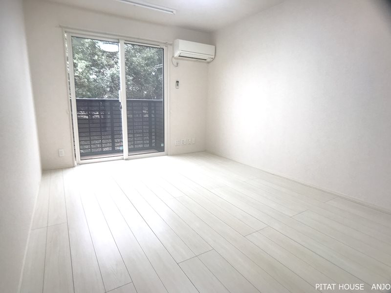 居室・リビング　同物件別部屋