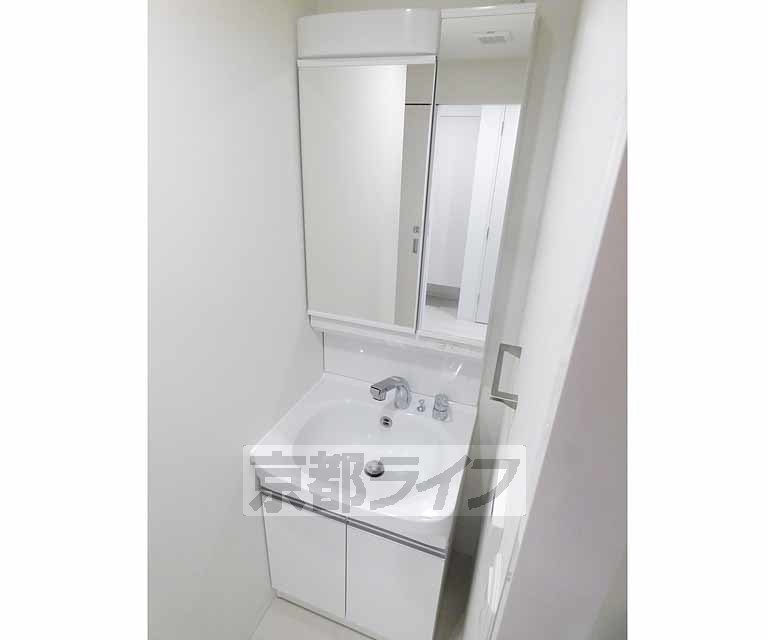 洗面設備　忙しい朝に嬉しい独立洗面台を完備しています。