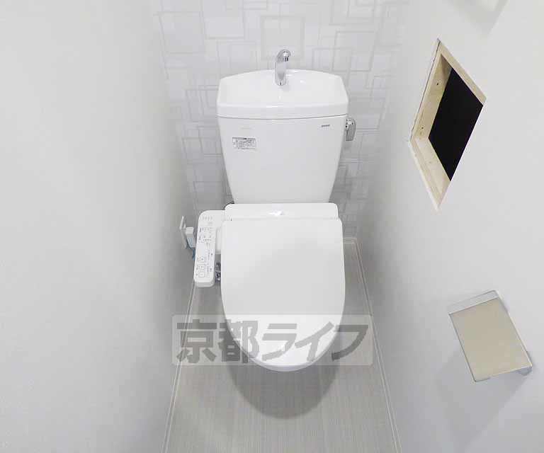 トイレ　ウォシュレット付が嬉しいですね。