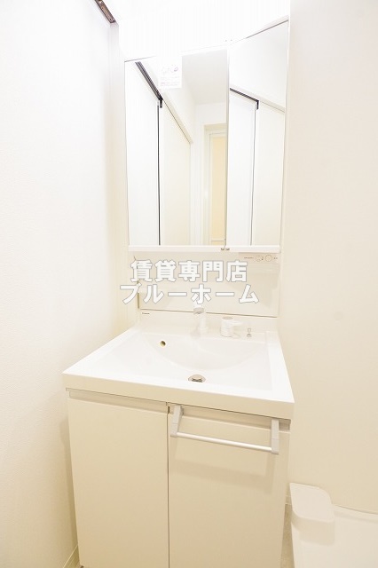 洗面設備　収納付き独立洗面台！