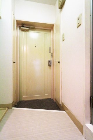 玄関　参考写真（同物件別部屋）
