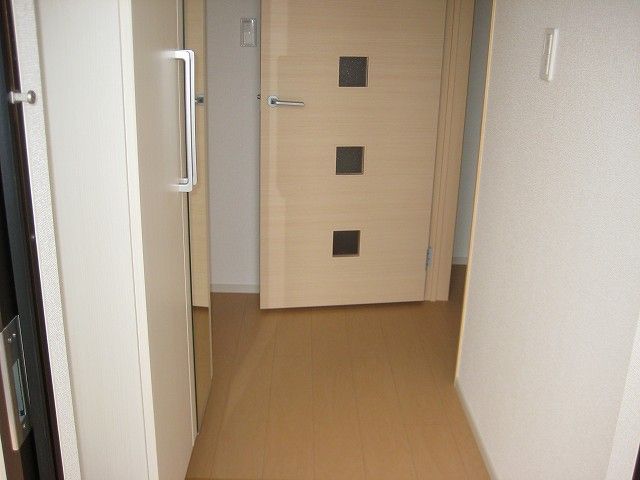 グランデール観音寺Bの玄関写真