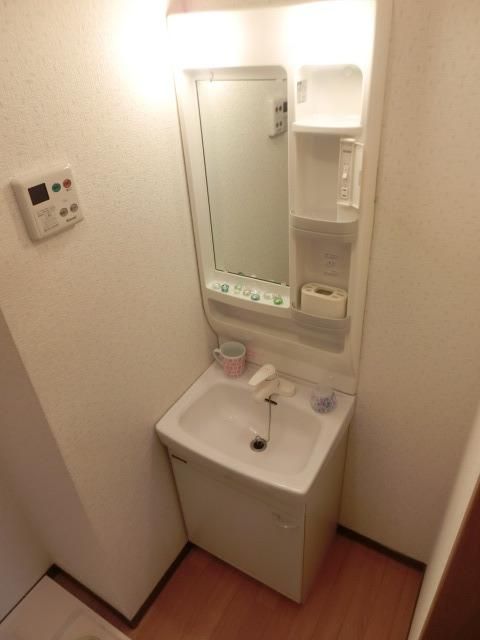 洗面設備　女性に嬉しい独立洗面台です