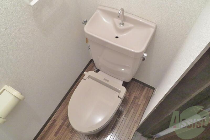 トイレ　トイレは暖房便座ですが温水はついてませんー。