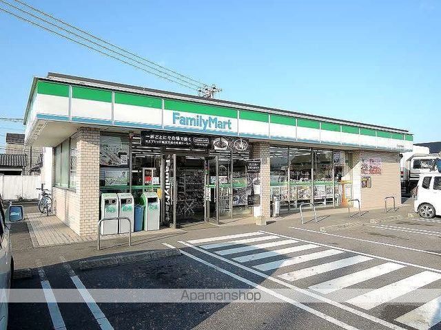 コンビニ　ファミリーマート（コンビニ）まで200m