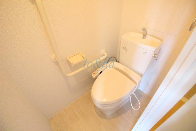 東急田園都市線 二子新地駅 徒歩7分 5階建 築18年のトイレ写真