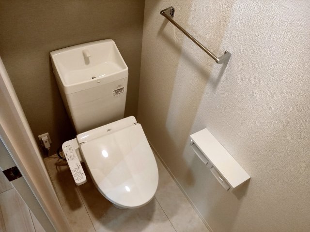 トイレ　写真は307号室のもの、同タイプです。