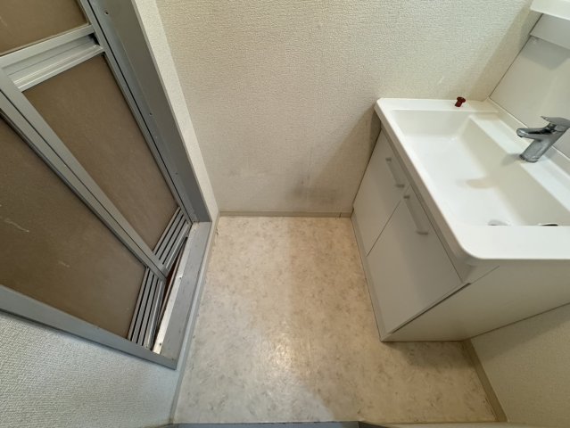 洗面設備　明るい洗面所です