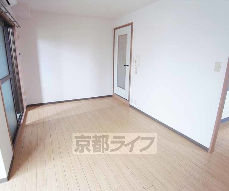 エリーフラッツ西ノ京の居間写真