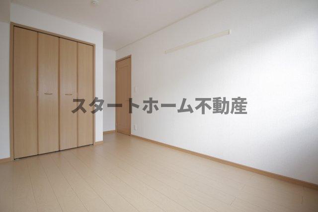 その他部屋・スペース　落ち着いた色調の寝室です
