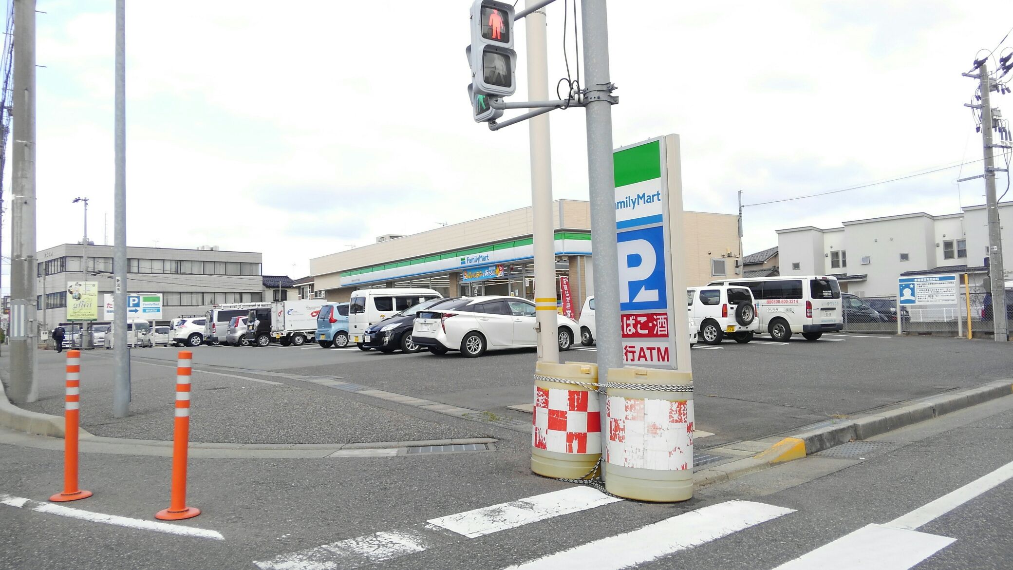 コンビニ　ファミリーマート新潟あぶみ三丁目店（コンビニ）まで107m
