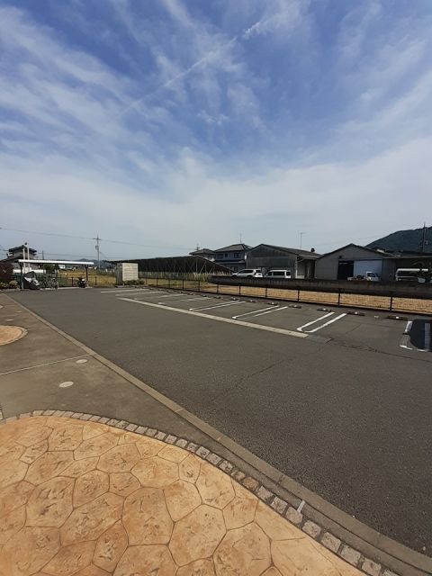 【福山市駅家町大字上山守のアパートの駐車場】