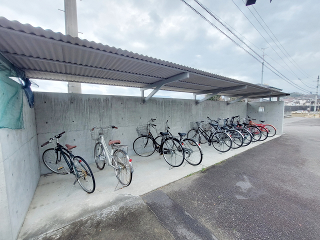 【伊予郡砥部町高尾田のマンションの駐車場】