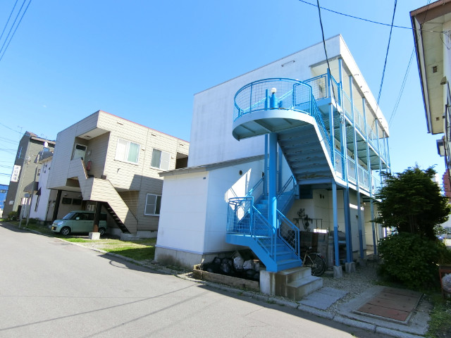 函館市本町のアパートの建物外観