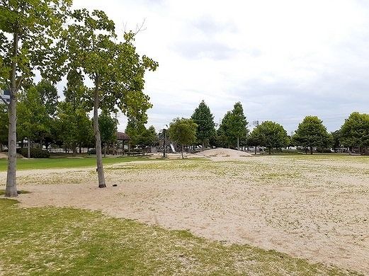 【岡山市東区金岡西町のアパートの公園】