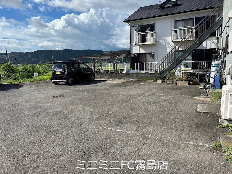 【霧島市国分府中町のアパートの駐車場】