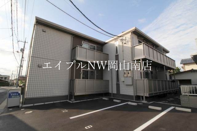 岡山市中区江崎のアパートの建物外観