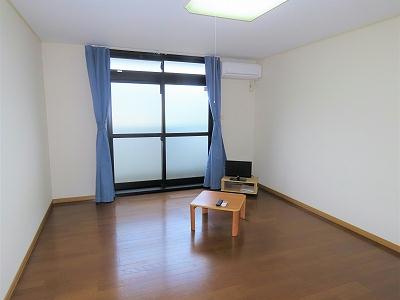 居室・リビング　カーテンやテーブル、テレビも備え付けです