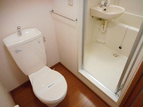 トイレ　トイレ内にお風呂の入口扉があります